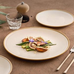 Assiette plate blanche en porcelaine avec liseré doré