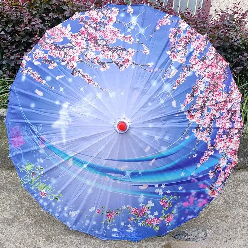 Parapluie japonais en soie bleu dégradé, pétales blanches et sakura – Image 3